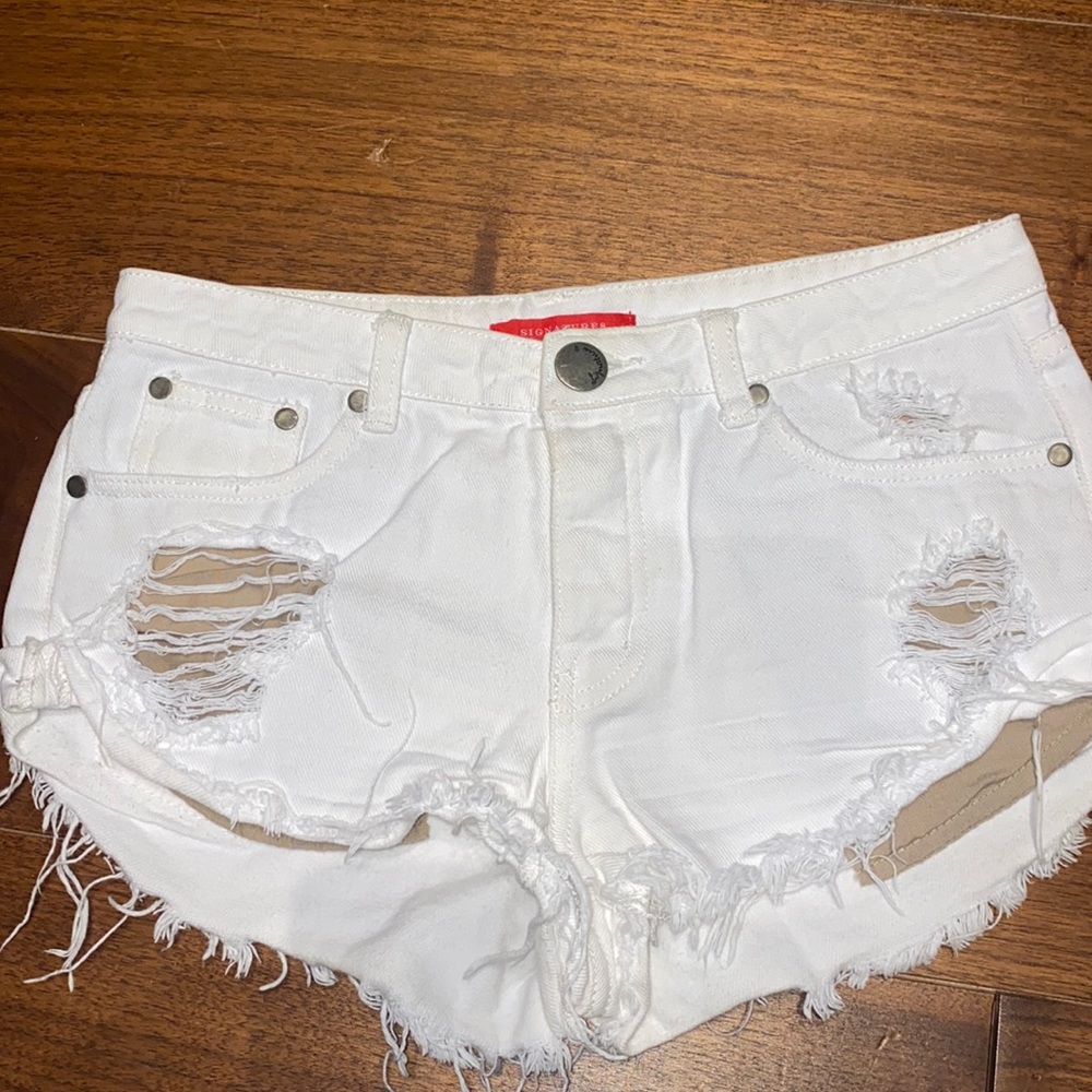 Adorable white shorts with brown pockets